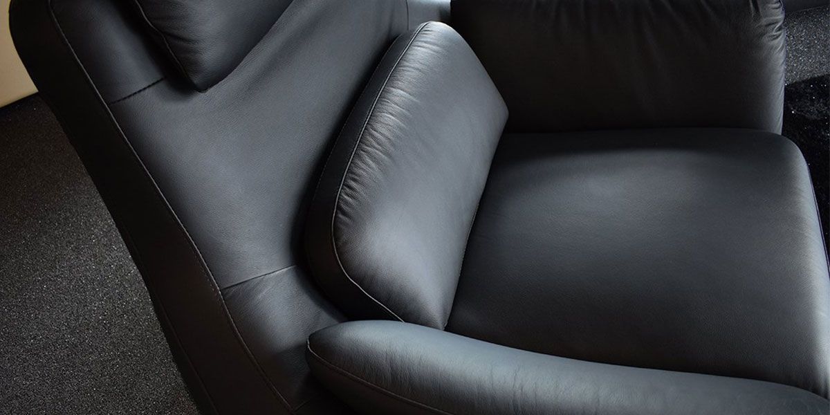 Fauteuil_pivotant_en_cuir_noir_KERY_3_LaMaisonDuCanapé